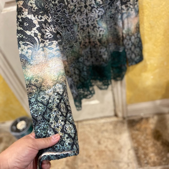 Long sleeve Floral Top Size XL - Picture 3 of 4